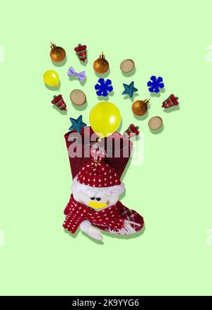 Calza per Babbo Natale, decorazioni di Natale cadono da esso, concetto creativo di festa Foto Stock