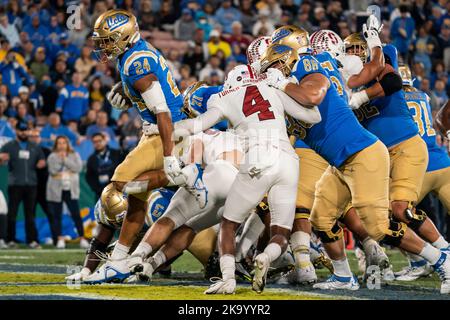 UCLA Bruins Rrunning back Zach Charbonnet (24) salta per un touchdown durante una partita di calcio NCAA contro lo Stanford Cardinal, sabato 29 ottobre Foto Stock