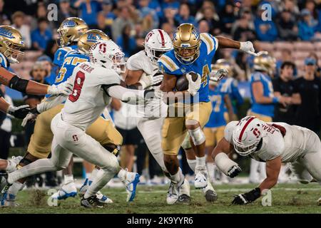 UCLA Bruins running back Zach Charbonnet (24) precipita durante una partita di calcio NCAA contro lo Stanford Cardinal, sabato 29 ottobre 2022, al Ros Foto Stock