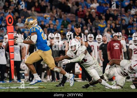 UCLA Bruins che corre indietro Zach Charbonnet (24) supera Stanford Cardinal Safety Kendall Williamson (21) per un touchdown durante una partita di calcio NCAA, Foto Stock