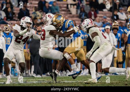 UCLA Bruins running back Zach Charbonnet (24) è affrontato da Stanford Cardinal Defensive End David Bailey (23) durante una partita di calcio NCAA, Sabato, O. Foto Stock