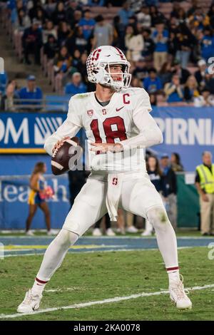 Stanford Cardinal Quarterback Tanner McKee (18) sembra passare durante una partita di calcio NCAA contro gli UCLA Bruins, sabato 29 ottobre 2022, al Foto Stock