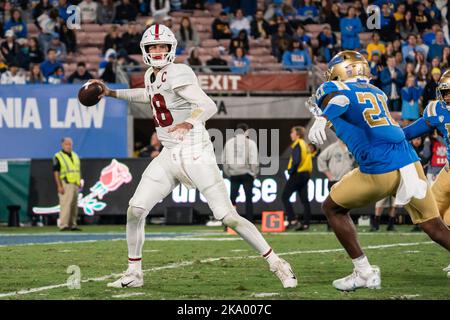 Stanford Cardinal Quarterback Tanner McKee (18) sembra passare durante una partita di calcio NCAA contro gli UCLA Bruins, sabato 29 ottobre 2022, al Foto Stock