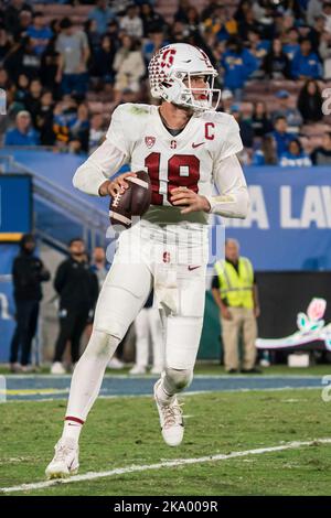 Stanford Cardinal Quarterback Tanner McKee (18) sembra passare durante una partita di calcio NCAA contro gli UCLA Bruins, sabato 29 ottobre 2022, al Foto Stock