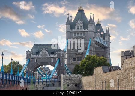 Tower Bridge da Tower Bridge Approach, London Borough of Tower Hamlets, Greater London, England, United Kingdom Foto Stock
