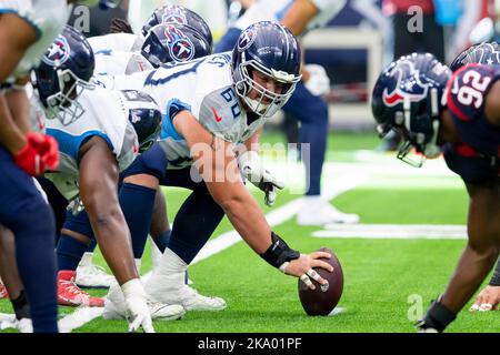 Houston, Texas, Stati Uniti. 30th Ott 2022. Il centro dei Tennessee Titans ben Jones (60) durante una partita tra i Tennessee Titans e gli Houston Texans a Houston, Texas. Trask Smith/CSM/Alamy Live News Foto Stock