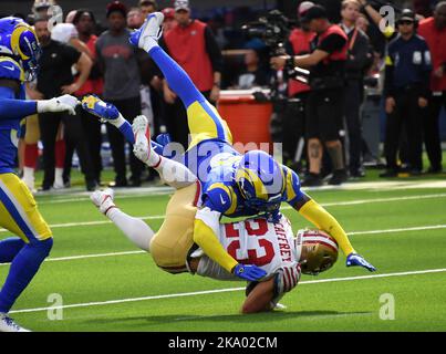Inglewood, Stati Uniti. 30th Ott 2022. Los Angeles Rams Jalen Ramsey affronta San Francisco 49ers Christian McCaffrey (23) al SoFi Stadium di Inglewood, California, domenica 30 ottobre 2022. Foto di Jon SooHoo/UPI Credit: UPI/Alamy Live News Foto Stock