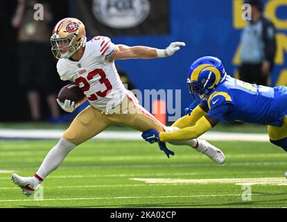 Inglewood, Stati Uniti. 30th Ott 2022. San Francisco 49ers Christian McCaffrey è affrontato da Los Angeles Rams Jalen Ramsey allo stadio SoFi di Inglewood, California, domenica 30 ottobre 2022. I Rams guidano il 49ers a metà tempo 14-10. Foto di Jon SooHoo/UPI Credit: UPI/Alamy Live News Foto Stock