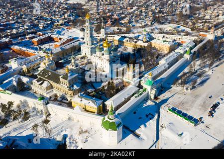 Vista dal drone della Trinity-Sergius Lavra e quartieri residenziali della città di Sergiev Posad. Foto Stock