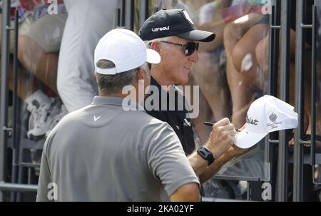 Miami, Stati Uniti. 30th Ott 2022. Greg Norman 'The Shark' firma autografi al LIV Golf Team Championship al Trump National Doral Miami, Fl Domenica 30 ottobre 2022. Photo by Thom Baur/UPI Credit: UPI/Alamy Live News Foto Stock