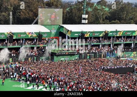 Città del Messico, Messico. 30th Ott 2022. Tifosi sul podio. Gran Premio del Messico, domenica 30th ottobre 2022. Città del Messico, Messico. Credit: James Moy/Alamy Live News Foto Stock