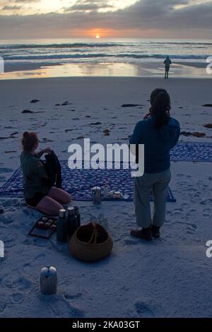 Picnic all'alba sulle spiagge amichevoli, Parco Nazionale di Freycinet Foto Stock