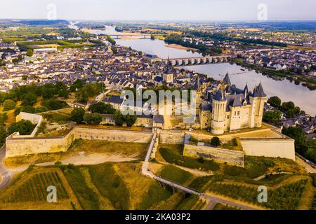 Veduta aerea di Saumur con l'antico castello e ponte Cessart, Francia Foto Stock