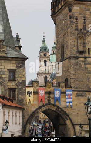 Torre della chiesa di San Nicola, Mala strana, Praga, Repubblica Ceca. Foto Stock