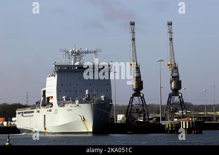 AJAXNETPHOTO. 22ND FEB, 2014. MARCHWOOD, SOUTHAMPTON, INGHILTERRA. - NAVE RFA A MARCHWOOOD - RFA LYME BAY ORMEGGIATA ACCANTO ALLA BASE MARCHWOOOD. LYME BAY (L3007) È UN PORTO DI ATTERRAGGIO AUSILIARIO DELLA CLASSE BAY (LSD(A)), L'ULTIMO DELLA SUA CLASSE AD ENTRARE IN SERVIZIO NEL 2007. PHOTO:JONATHAN EASTLAND/AJAX REF:D142202 4039 Foto Stock