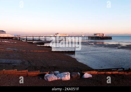 AJAXNETPHOTO. 2012. WORTHING, INGHILTERRA. - EROSIONE DA SPIAGGIA - LEGNO PESANTE TAVOLE USATE PER COSTRUIRE GROYNES DI LEGNO SULLA SPIAGGIA DI CITTÀ VISIBILE A BASSA MAREA LENTA EROSIONE.PHOTO:JONATHAN EASTLAND/AJAX RIF:GR120912 14117 Foto Stock