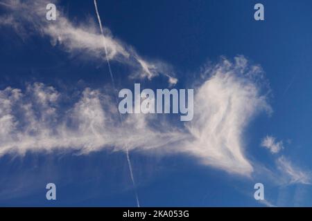 AJAXNETPHOTO. AGOSTO, 2022. WORTHING, INGHILTERRA. - LE NUVOLE CIRRO-STRATUS - LE NUVOLE DEL CLIMA GIUSTO CHE SI COSTRUISCE SULLA COSTA CON CONTROTAIA A GETTO. PHOTO:JONATHAN EASTLAND REF:GX8 220509 215 Foto Stock