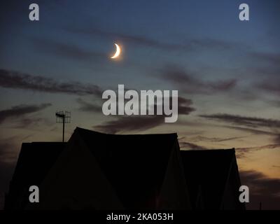 AJAXNETPHOTO. AGOSTO, 2022. WORTHING, INGHILTERRA. - LUNA DI MEZZALUNA - EMISFERO NORD. SCADDING CIRRO-STRATUS DAPPLES CIELO COME LA LUNA MEZZALUNA SI APPENDE SOPRA ROOFOPS DI WEST WORTHING.PHOTO:JONATHAN EASTLAND/AJAX. RIF:P78 222410 166 Foto Stock