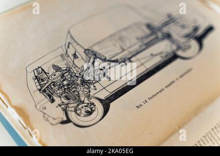 10.20.2022 Varsavia, Polonia. Museo della vita sotto il comunismo. Manuale per auto Fiat 125p autentico con belle figure stampate. Vecchio modo di imparare circa il motore. Foto di alta qualità Foto Stock