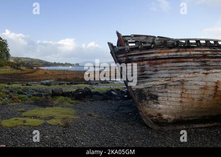 Barca abbandonata, Salen, Argyll e Bute, Scozia, Regno Unito Foto Stock