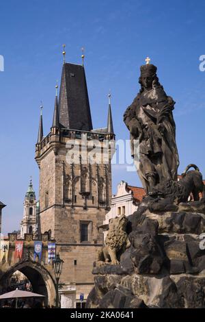 Statua di San Vito e torre della chiesa di San Nicola, Mala strana, Praga, Repubblica Ceca. Foto Stock