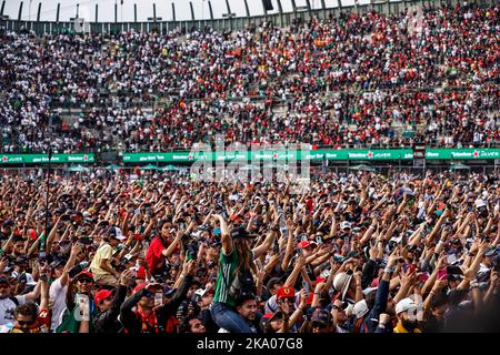 Spettatori, tifosi podio durante il Gran Premio di Formula 1 de la Ciudad de Mexico 2022, Gran Premio del Messico 2022, 20th° round del Campionato del mondo FIA di Formula uno 2022 dal 28 al 30 ottobre 2022 sull'Autodromo Hermanos Rodríguez, a Città del Messico, Messico - Foto Xavi Bonilla / DPPI Foto Stock