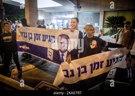 I sostenitori israeliani del partito ultra nazionalista di estrema destra Otzma Yehudit, e il suo leader Itamar ben Gvir, hanno striscioni con il suo ritratto a Tel Aviv. Le elezioni nazionali del 5th in quattro anni si terranno il 1 novembre. Il 2 novembre gli israeliani potrebbero svegliarsi di una realtà in cui il suo partito nazionalista di estrema destra, Il sionismo religioso - che include il partito ultra nazionalista Otzma Yehudit sarà il terzo partito più grande del parlamento e un membro chiave di una coalizione guidata dal leader dell'opposizione e dall'ex primo ministro Benjamin Netanyahu. Foto Stock