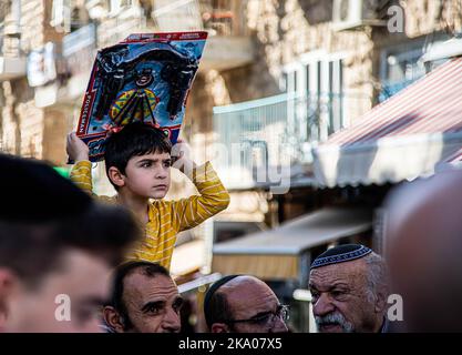 Un bambino israeliano guarda Itamar ben-Gvir, leader del partito ultra nazionalista di estrema destra Otzma Yehudit (non in cornice), con i sostenitori durante una visita al mercato aperto Mahane Yehuda a Gerusalemme. Le elezioni nazionali del 5th in quattro anni si terranno il 1 novembre. Il 2 novembre gli israeliani potrebbero svegliarsi di una realtà in cui il suo partito nazionalista di estrema destra, Il sionismo religioso - che include il partito ultra nazionalista Otzma Yehudit sarà il terzo partito più grande del parlamento e un membro chiave di una coalizione guidata dal leader dell'opposizione e dall'ex primo ministro Benjamin Netanyahu. Foto Stock