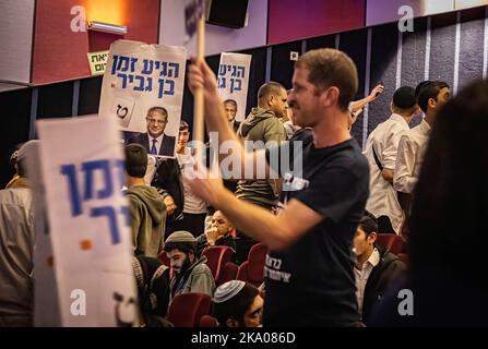 Sostenitori di Itamar ben Gvir, leader del partito ultra nazionalista di estrema destra Otzma Yehudit, durante un raduno a Gerusalemme. Le elezioni nazionali del 5th in quattro anni si terranno il 1 novembre. Il 2 novembre gli israeliani potrebbero svegliarsi di una realtà in cui il suo partito nazionalista di estrema destra, Il sionismo religioso - che include il partito ultra nazionalista Otzma Yehudit sarà il terzo partito più grande del parlamento e un membro chiave di una coalizione guidata dal leader dell'opposizione e dall'ex primo ministro Benjamin Netanyahu. (Foto di Eyal Warshavsky/ SOPA Images/Sipa USA) Foto Stock