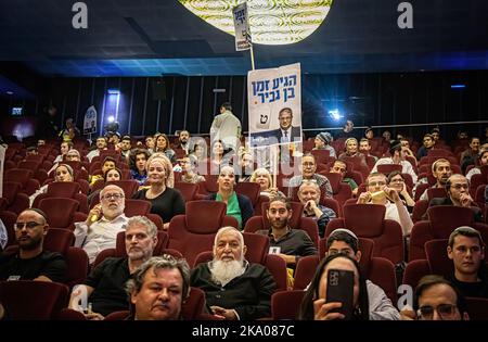 Sostenitori di Itamar ben Gvir, leader del partito ultra nazionalista di estrema destra Otzma Yehudit, durante un raduno a Gerusalemme. Le elezioni nazionali del 5th in quattro anni si terranno il 1 novembre. Il 2 novembre gli israeliani potrebbero svegliarsi di una realtà in cui il suo partito nazionalista di estrema destra, Il sionismo religioso - che include il partito ultra nazionalista Otzma Yehudit sarà il terzo partito più grande del parlamento e un membro chiave di una coalizione guidata dal leader dell'opposizione e dall'ex primo ministro Benjamin Netanyahu. (Foto di Eyal Warshavsky/ SOPA Images/Sipa USA) Foto Stock