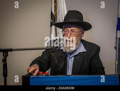 Gerusalemme, Israele. 27th Ott 2022. Rabbi Nov Lior leader spirituale del partito ultra nazionalista di estrema destra Otzma Yehudit, parla durante un raduno a Gerusalemme. Le elezioni nazionali del 5th in quattro anni si terranno il 1 novembre. Il 2 novembre gli israeliani potrebbero svegliarsi di una realtà in cui il suo partito nazionalista di estrema destra, Il sionismo religioso ''' che comprende il partito ultra nazionalista Otzma Yehudit sarà il terzo partito più grande del parlamento e un membro chiave di una coalizione guidata dal leader dell'opposizione e dall'ex primo ministro Benjamin Netanyahu. (Credit Image: © Eyal Warshavsky/SOPA Images via ZU Foto Stock