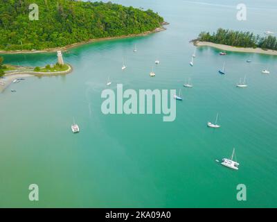 Vista aerea di un faro, barca e yacht ormeggiato nel porto turistico di Langkawi Foto Stock