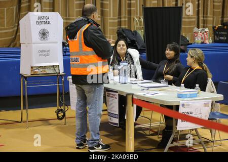 New York, NY, Stati Uniti. 30th Ott 2022. Cathedral High School, New York, USA, 30 ottobre 2022 - gli immigrati brasiliani sono visti votare sulle elezioni presidenziali di là CountryToday a New York City. Il Presidente Jair Bolsonaro e l'ex presidente Lula da Silva sono i candidati alla carica. Console Generale del Brasile a New York Maria Nazareth Farani Azevedo è visto ispezionare le stazioni di poling durante le elezioni. Foto: Luiz Rampelotto/EuropaNewswire.PHOTO CREDIT OBBLIGATORIO. (Credit Image: © Luiz Rampelotto/ZUMA Press Wire) Foto Stock