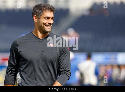 Inglewood, California, Stati Uniti. 30th Ott 2022. San Francisco 49ers quarto di ritorno Jimmy Garoppolo # 10 durante la partita di calcio NFL tra i Los Angeles Rams e il San Francisco 49ers a Inglewood, California. Credito fotografico obbligatorio: Charles Beus/CSM/Alamy Live News Foto Stock