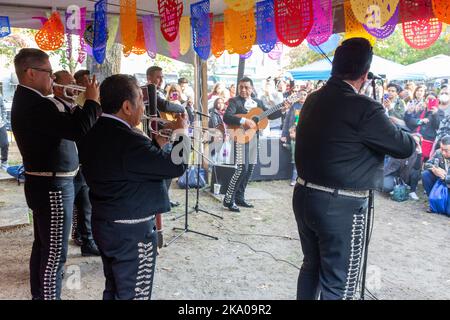 New York, NY, Stati Uniti. 30th Ott 2022. Mano a mano: Cultura messicana senza frontiere (Cultura Mexicana sin Fronteras) ha tenuto una celebrazione dia de Muertos nella chiesa di San Marco in-the-Bowery, con un altare commemorativo di offerte, fotografie e ricordi scritti, così come cibo messicano, artigianato e intrattenimento. La band mariachi Real de Mexico si esibisce. Credit: Ed Lefkowicz/Alamy Live News Foto Stock