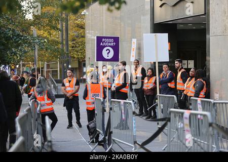 Cathedral High School, New York, USA, 30 ottobre 2022 - gli immigrati brasiliani sono visti votare sulle elezioni presidenziali del paese oggi a New York City. Il Presidente Jair Bolsonaro e l'ex presidente Lula da Silva sono i candidati alla carica. Foto: Luiz Rampelotto/EuropaNewswire CREDITO FOTOGRAFICO OBBLIGATORIO. Foto Stock