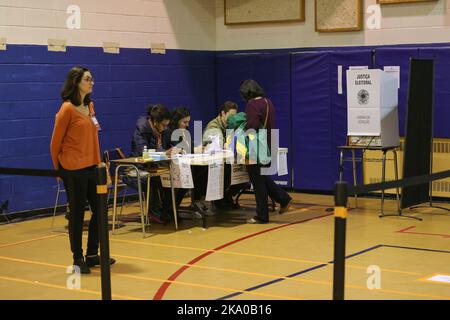 Cathedral High School, New York, USA, 30 ottobre 2022 - gli immigrati brasiliani sono visti votare sulle elezioni presidenziali di là CountryToday a New York City. Il Presidente Jair Bolsonaro e l'ex presidente Lula da Silva sono i candidati alla carica. Console Generale del Brasile a New York Maria Nazareth Farani Azevedo è visto ispezionare le stazioni di poling durante le elezioni. Foto: Luiz Rampelotto/EuropaNewswire CREDITO FOTOGRAFICO OBBLIGATORIO. Foto Stock