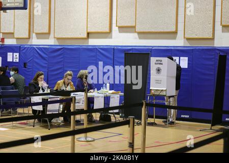 Cathedral High School, New York, USA, 30 ottobre 2022 - gli immigrati brasiliani sono visti votare sulle elezioni presidenziali di là CountryToday a New York City. Il Presidente Jair Bolsonaro e l'ex presidente Lula da Silva sono i candidati alla carica. Console Generale del Brasile a New York Maria Nazareth Farani Azevedo è visto ispezionare le stazioni di poling durante le elezioni. Foto: Luiz Rampelotto/EuropaNewswire CREDITO FOTOGRAFICO OBBLIGATORIO. Foto Stock