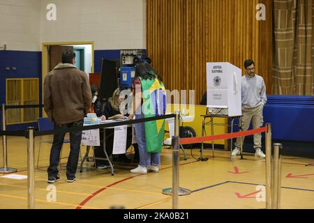 Cathedral High School, New York, USA, 30 ottobre 2022 - gli immigrati brasiliani sono visti votare sulle elezioni presidenziali di là CountryToday a New York City. Il Presidente Jair Bolsonaro e l'ex presidente Lula da Silva sono i candidati alla carica. Console Generale del Brasile a New York Maria Nazareth Farani Azevedo è visto ispezionare le stazioni di poling durante le elezioni. Foto: Luiz Rampelotto/EuropaNewswire CREDITO FOTOGRAFICO OBBLIGATORIO. Foto Stock