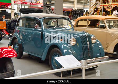 SPEYER, GERMANIA - OTTOBRE 2022: Green Blue German staff Car Kadett K38 Saloon 1937 auto retrò nel Technikmuseum Speyer. Foto Stock