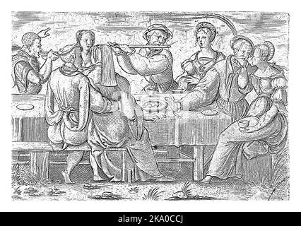 Sposi e sposi e gli ospiti di nozze ad un tavolo insieme. La musica è fatta da un flautista e da un cantante. Foto Stock