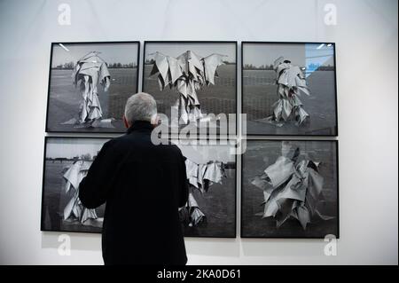 La gente visita Bogotà's International Art Fair ARTBO durante l'ultimo giorno della mostra che si è svolta dal 27 al 30th ottobre 2020, a Bogotà, Colombia. Foto di: Chepa Beltran/Long Visual Press Foto Stock