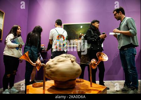 La gente visita Bogotà's International Art Fair ARTBO durante l'ultimo giorno della mostra che si è svolta dal 27 al 30th ottobre 2020, a Bogotà, Colombia. Foto di: Chepa Beltran/Long Visual Press Foto Stock