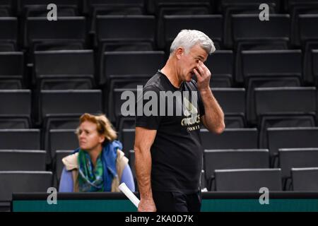 Parigi, Francia. 30th Ott 2022. Apostolos Tsitsipas, padre e allenatore di Stefanos Tsitsipas con sua madre Julia Apostoli durante il Rolex Paris Masters, ATP Masters 1000 torneo di tennis, il 30 ottobre 2022 presso l'Accor Arena di Parigi, Francia. Foto di Victor Joly/ABACAPRESS.COM Credit: Victor Joly/Alamy Live News Foto Stock