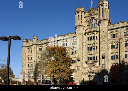 Ottawa, Canada – 22 ottobre 2022: Sede centrale della Canada Revenue Agency presso il Connaught Building nel centro di Ottawa. Il CRA è il fatturato Foto Stock