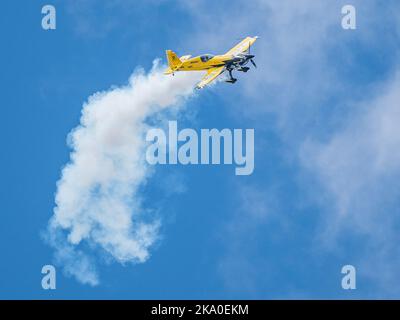 Sanford, Florida, Stati Uniti. 30th Ott 2022. Michael Goulian si esibisce durante l'Orlando Air & Space Show presso l'aeroporto internazionale di Sanford a Sanford, Florida. Romeo T Guzman/CSM/Alamy Live News Foto Stock