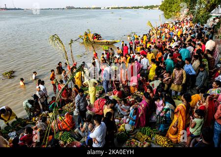 Kolkata, India. 30th Ott 2022. I devoti indù sono visti eseguire rituali in occasione del chhath puja sulla riva del fiume di Ganga. I devoti indù adorano il dio Sole in occasione di Chhath Puja. I devoti eseguono rituali e offrono preghiere per la prosperità della vita e della ricchezza. Credit: SOPA Images Limited/Alamy Live News Foto Stock