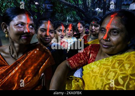 Kolkata, India. 30th Ott 2022. Le donne indù si stanno posando per una foto di gruppo dopo aver eseguito rituali in occasione del chhath puja sulla riva del fiume di Ganga. I devoti indù adorano il dio Sole in occasione di Chhath Puja. I devoti eseguono rituali e offrono preghiere per la prosperità della vita e della ricchezza. (Foto di Dipayan Bose/SOPA Images/Sipa USA) Credit: Sipa USA/Alamy Live News Foto Stock