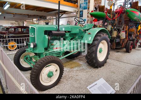 SPEYER, GERMANIA - OTTOBRE 2022: Green MAN 4R2 trattore agricolo retrò 1960 nel Technikmuseum Speyer. Foto Stock