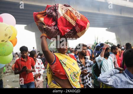 Noida, India. 30th Ott 2022. I devoti indù si riuniscono per partecipare a un rituale di culto al dio Sole durante il festival indù di Chhath Puja sulle rive del fiume Yamuna a Noida. Le preghiere durante Chhath puja sono dedicate alla divinità solare, Surya/Sun, per mostrare gratitudine e gratitudine. (Foto di Ayush chopra/SOPA Images/Sipa USA) Credit: Sipa USA/Alamy Live News Foto Stock